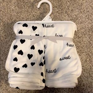 Carter’s swaddling blankets 2 pack